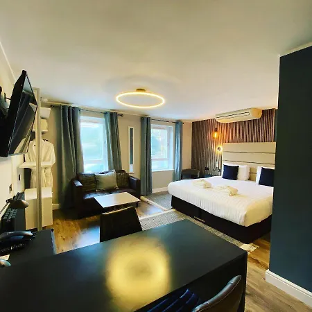 The Studley 4* Χαρογκέιτ