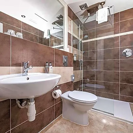 The Studley 4* Χαρογκέιτ